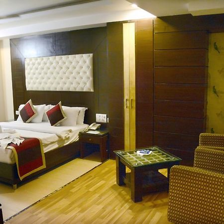 Hotel Palmdale Zirakpur ภายนอก รูปภาพ