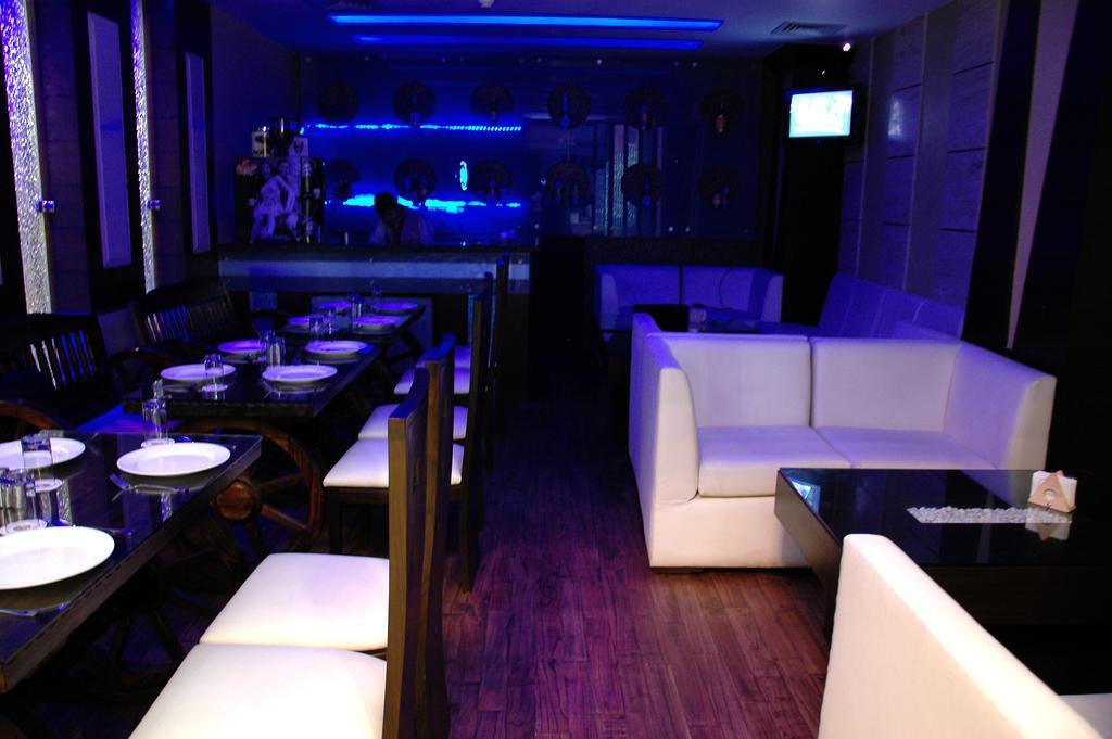 Hotel Palmdale Zirakpur ภายนอก รูปภาพ
