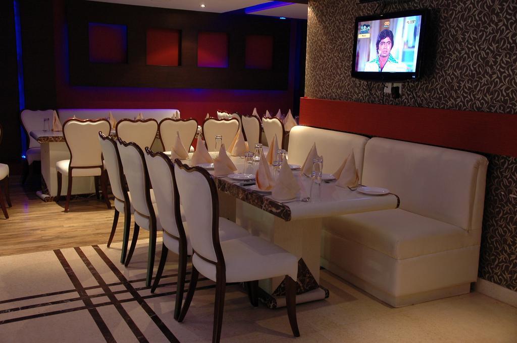 Hotel Palmdale Zirakpur ภายนอก รูปภาพ