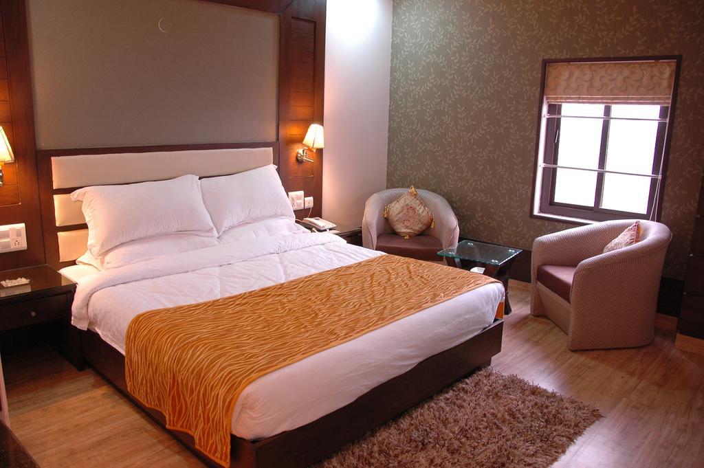 Hotel Palmdale Zirakpur ภายนอก รูปภาพ