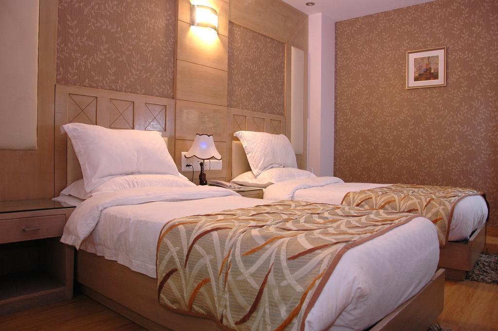 Hotel Palmdale Zirakpur ภายนอก รูปภาพ