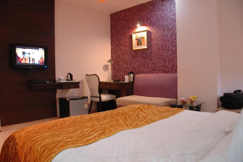 Hotel Palmdale Zirakpur ภายนอก รูปภาพ